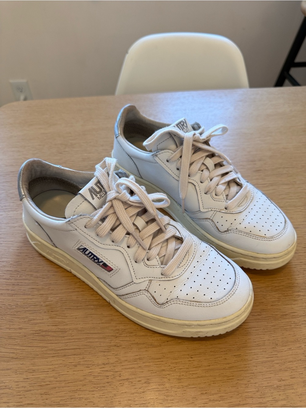 Autry Medalist Low-Top Sneakers in White, Women Sz EU 41, US 9